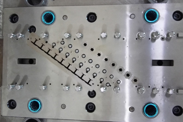 干冰清洗模具的高效解决方案：颠覆传统清洁方法